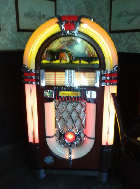 Er is een jukebox gehuurd en deze zorgt voor muziek in t Trefpunt. De kosten hiervoor zijn door de Stichting Vrienden van Sint Petrus betaald.
