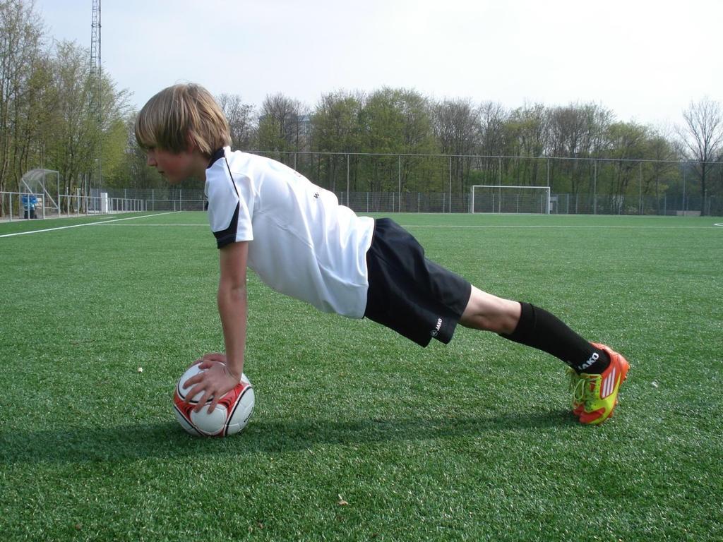 11. Handpalmen en armen gestrekt op de bal. Om de stabiliteit nog te verbeteren doen we nu met de armen gestrekt onder het lichaam en de handen op de bal.