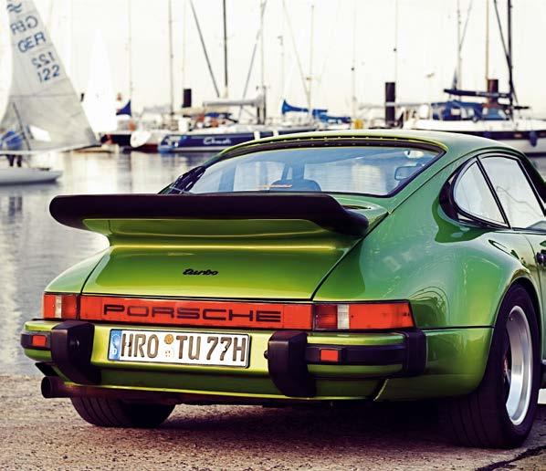 De voorserie-versie van de 911 Turbo Coupé met zijn drieliter boxermotor en elegante achterspoiler borduurde qua uiterlijk duidelijk voort op de Carrera RS 3.0.