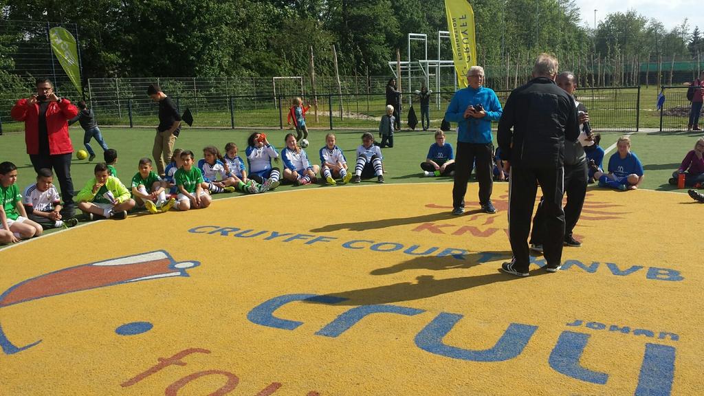 Woensdag 20 mei juni vertrokken de meiden van groep 8 onder begeleiding van ouders en leerkrachten in een bus richting Arnhem. Hier vond de halve finale plaats van het Johan Cruyffcourttoernooi.