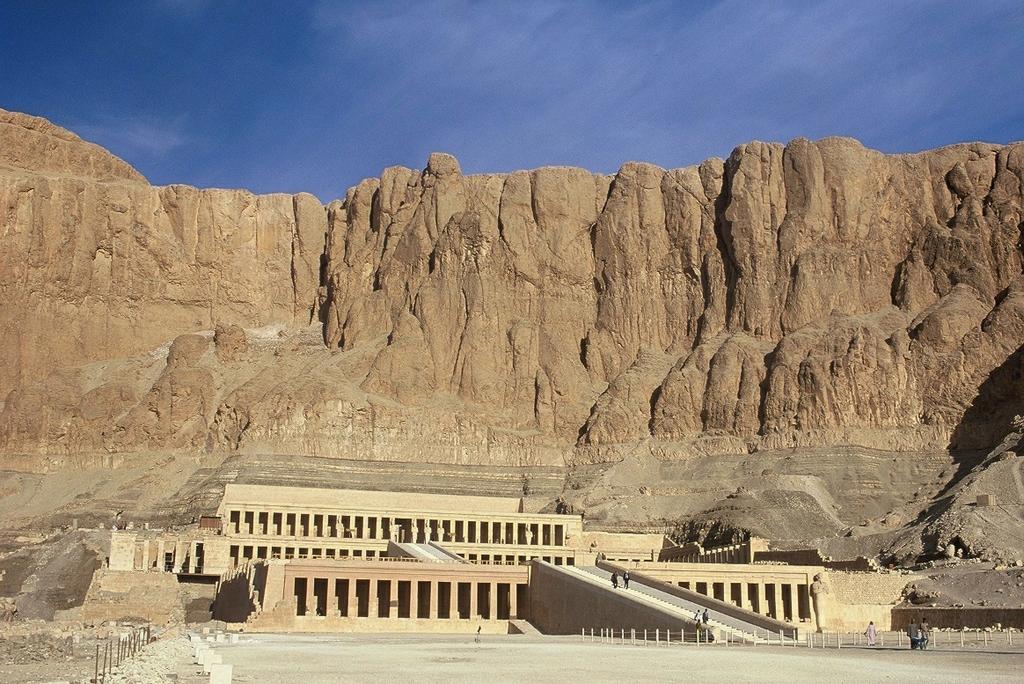 Een binnenlandse vlucht brengt ons van Caïro naar Luxor, gedurende verschillende dynastieën de hoofdstad van Egypte.