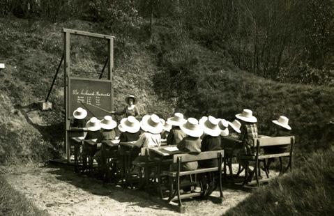 Veel schoolkinderen leerden vanaf 1910 lezen met het leesplankje aap noot mies, de bijbehorende vertelselplaat, het letterdoosje, het leesboekje en het klassikale leesbord.