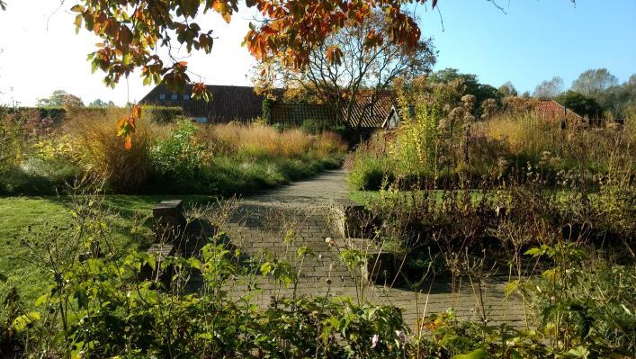 Regelmatig hoor ik weer van een nieuw ontwerp in Nederland, bijvoorbeeld de ingang van de botanische tuin van De Uithof in Utrecht, de prachtige Vlinderhof in het Maximapark in Leidsche Rijn in