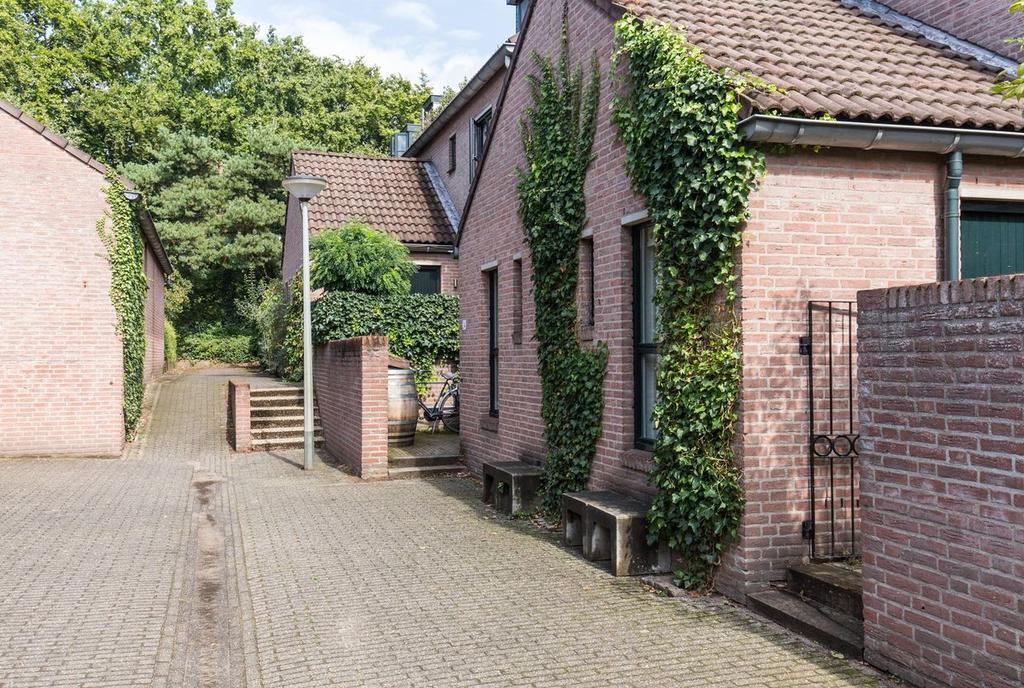 Omschrijving Prachtig gelegen en op slechts 15 auto minuten van Nijmegen, te midden van veel natuur, treft u deze bijzondere middenwoning in de stijl van de " Bossche School aan.