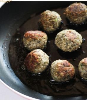 ajuin Dessert naar keuze (eventueel fruitsla) 2 liter water aan de kook brengen Voeg 4 bouillonblokjes toe Gooi er de gesneden