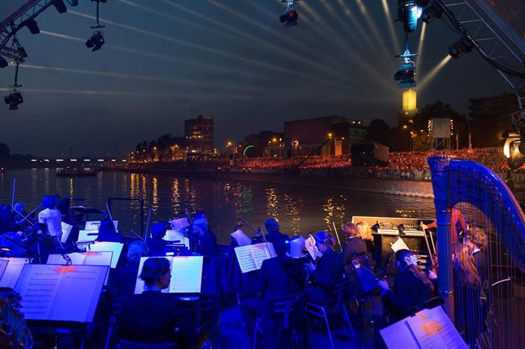 De missie van Het Gelders Orkest is We geloven dat klassieke muziek het leven mooier maakt en verrijkt.