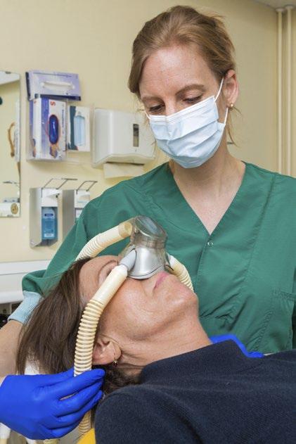 Wennen Bent u nog niet eerder onder lachgas-sedatie behandeld? Dan legt de tandarts u de gang van zaken eerst nog een keer goed uit. Daarna krijgt u via het neusmasker eerst alleen lachgas toegediend.