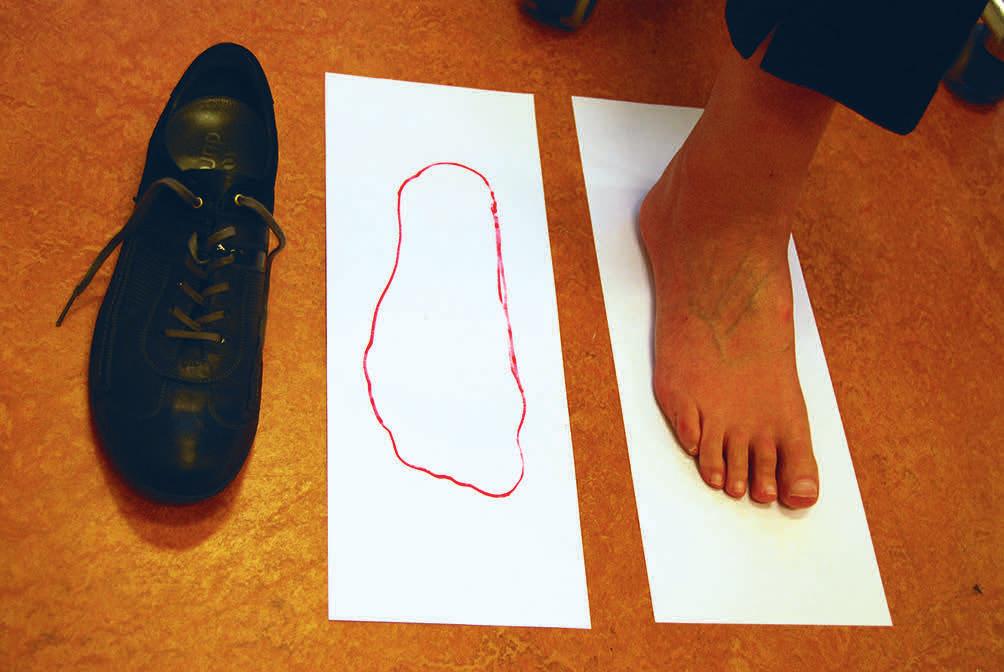 134 Bijlage 1: Protocollen voor voetonderzoek en gevoelstesten 4 Controleer de buiging van de schoen ter hoogte van de voorvoet. De voet buigt ter hoogte van de bal van de voet.