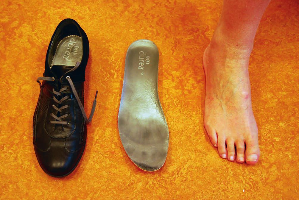 4 Een veterschoen of schoen met een klittenbandsluiting heeft de voorkeur boven een instapper. Door een sluiting kan de schoen passend gemaakt worden aan de voet.