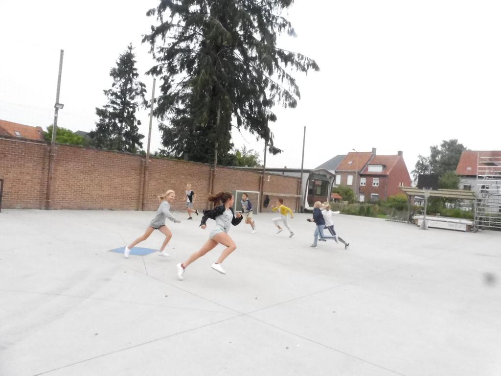 Eerste sportles Maandag kreeg de helft van de klas sport. Het waren de oneven klasnummers die gingen. De les was oriëntatieloop.