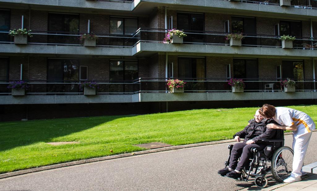 03 ONS WOONZORGCENTRUM Woonzorgcentrum Het Meerlehof wordt uitgebaat door het OCMW Lummen. Er kunnen 80 valide, zorgbehoevende of personen met dementie wonen in ons woonzorgcentrum.