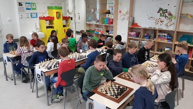Woensdag 4 juli hebben we het vierde jaar schaakonderwijs op De Oase afgesloten met een spannend toernooi.