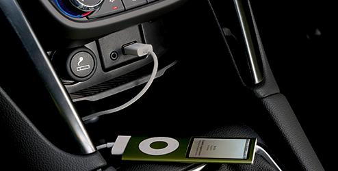 Voor gebruik in auto s die standaard niet met een aansteker en asbakje zijn uitgerust Set bevat: asbakje met deksel dat in de bekerhouder past, en aansteker die in de 12V-aansluiting past