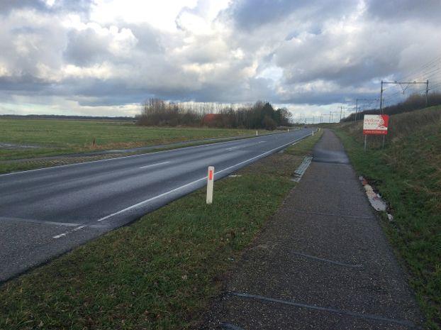 een verschil dat ook de asfaltweg langs de spoordam kent Richting Brabant Richting Zeeland en ook kijkende naar de provinciegrens in 2001 volgens Toporeis : de