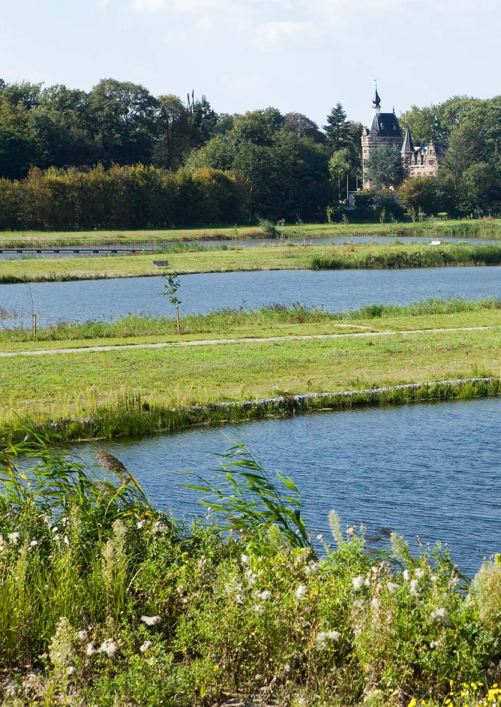 112 Tussen het publiekrechtelijk vormgegeven extern verzelfstandigd agentschap Waterwegen en Zeekanaal (W&Z), naamloze vennootschap van publiek recht, vertegenwoordigd door de heer ir.