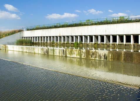 UITWATERINGSSLUIS GGG In de Kruibeekse en de Bazelse polder laten een aantal hoge inwateringssluizen het kruin van elk hoogtij uitwateringskoker gedeeltelijk binnenstromen.