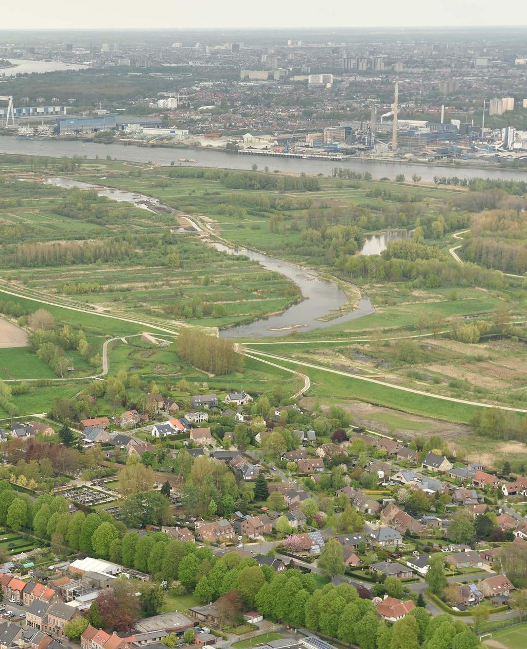 afkomstig van het achterland. In normale omstandigheden stromen de beken in een ringgracht die via drie kokers in de ringdijk in verbinding staat met het overstromingsgebied.