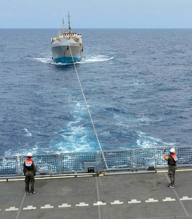 2-9-2017 na 3 dagen gedreven te hebben met een beschadigde brandstoftank, in de Golf van Aden vastgemaakt door de Republic of Korean Navy destroyer CHUNGMUGONG (977.