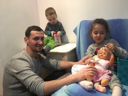 Het tweede bezoek gaat aan het begin van de avond naar een gezin met 5 kinderen dat op een 1-kamer appartement woont in Targu-Jiu.