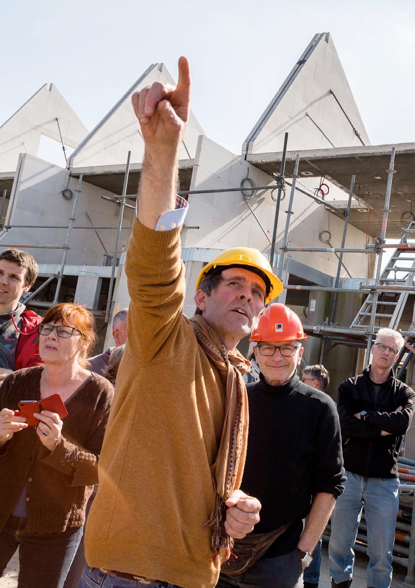 INLEIDING Nederland kent een bijzondere bouwcultuur; anders dan in veel andere landen is de betrokkenheid van bewoners bij de totstandkoming van woningen en woonomgeving nog relatief beperkt.