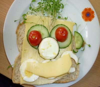 Een leuke, lekkere, gezonde boterham Ingrediënten - 2 broden - 1 komkommer - kleine tomaatjes - kaas - mayonaise - waterkers Recept 1. Was je handen. 2. Neem een boterham en smeer er mayonaise op.