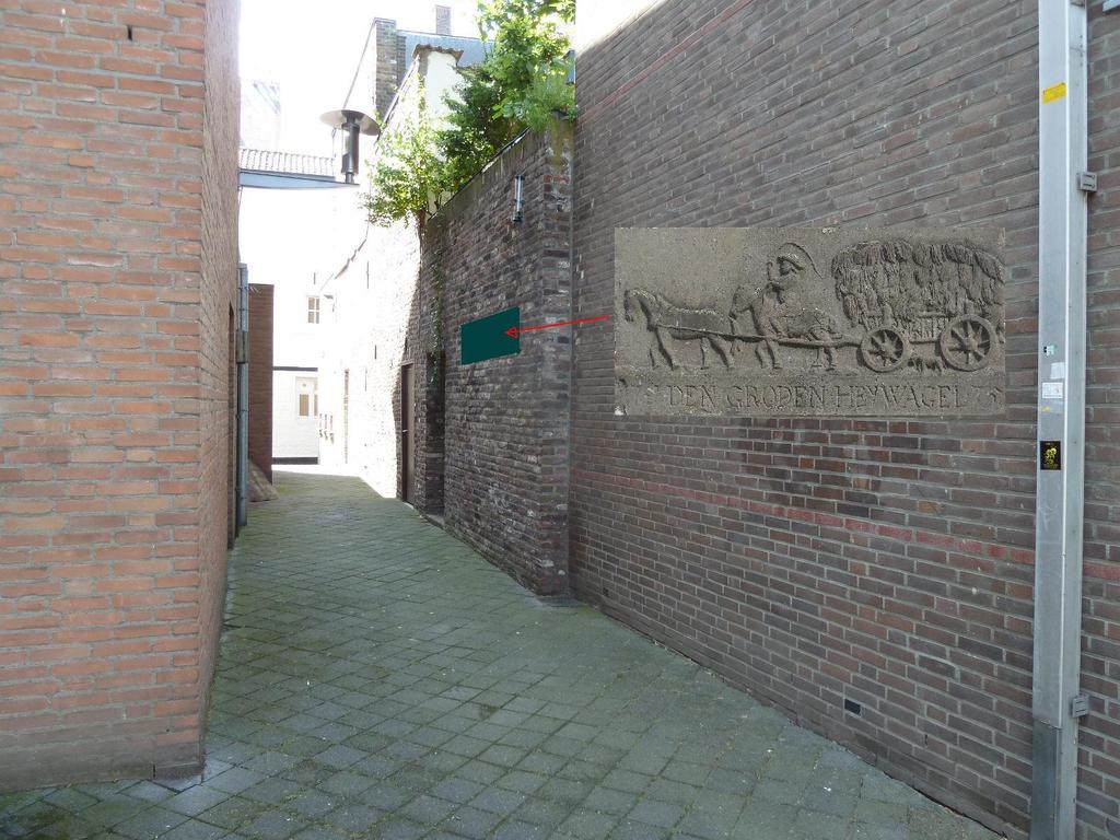 De nieuwe huizen van de Maastrichter Grachtstraat (nu Lakenweversstraat) zijn niet zo geschikt voor deze 18 e eeuwse steen, maar de oude tuinmuur van Boschstraat 61 in het nieuwe zijstraatje Het