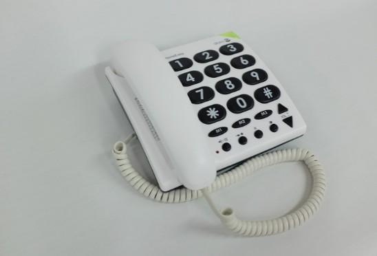 Lichtgrijze telefoon met witte verlichte toetsen en zwarte cijfers, extra luid en