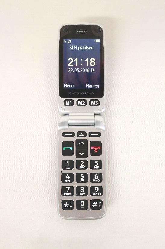 020002089 GSM Primo 413 by Doro. Klaptelefoon met oplaadstandaard. Verlicht toetsenbord met gescheiden nummers. Assistentie-knop.
