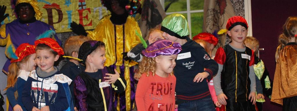 Bij de Stampertjes lagen er namelijk spontaan cadeautjes op de stoeltjes en in de klas van juf Carla lag een berg pepernoten met een nog op te lossen Rebus die