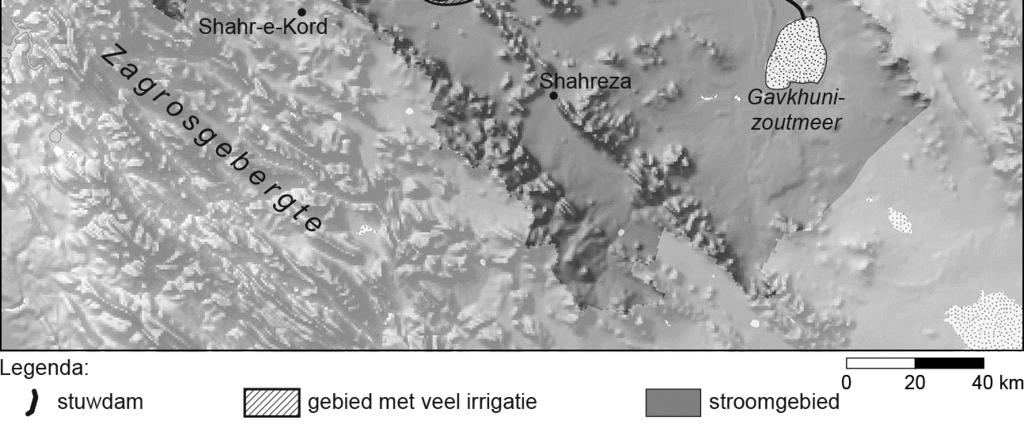 Het gebied rond Esfahan en richting het zoutmeer is vrij vlak, wat ideaal is voor irrigatie. In het stroomgebied van de Zayandeh is de bevolking sinds 1940 toegenomen van 200.