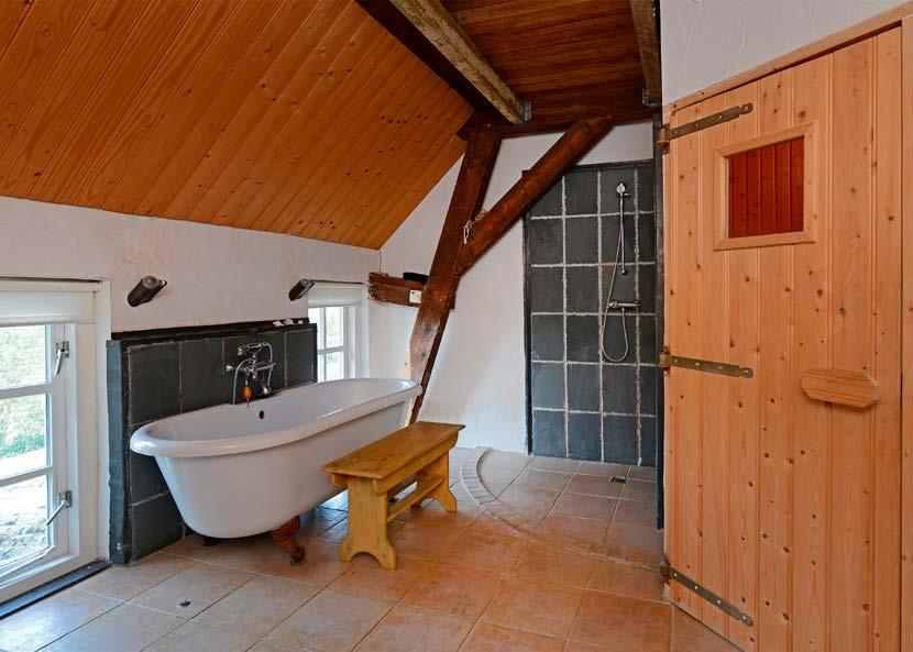 Badkamer Ruime badkamer compleet met fraai vrijstaand Victoriaans bad op pootjes, douche,