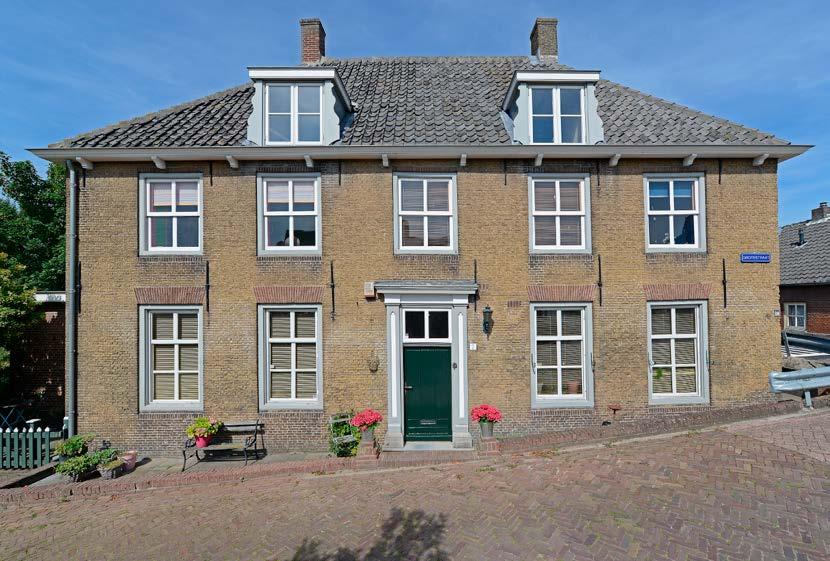 Dijkboerderij met grote deel Grotestraat 4 te Veen 695.000,- k.k. In 1850 werd deze imposante dijkboerderij met deel gebouwd en nu, bijna 170 jaar later, toont dit object nog altijd aantrekkelijk, statig en eigentijds.