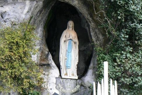 uitnodigen om met ons mee te gaan naar Lourdes. Een plek waar je je thuis kunt voelen, een plek waar de hemel de aarde raakt.