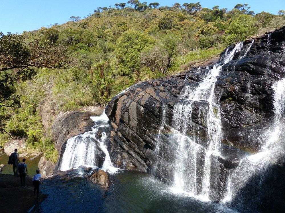 Minibusjes brengen ons de volgende dag naar de Horton Plains. Een gebied dat doorkruist wordt door enkele grote rivieren.