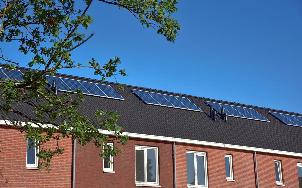 Zonnepanelen Om de elektriciteit op te wekken die nodig is om de woning te verwarmen, te ventileren en te voorzien van warm tapwater wordt op het dak een zonnepanelensysteem geplaatst.