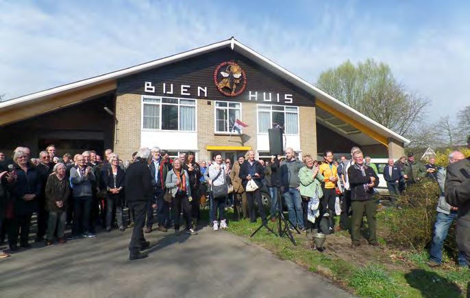 Iedereen ging naar huis met als aandenken een drinkbeker met daarop gedrukt datum, bijen en bloemen.