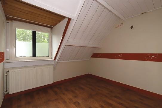 Deze slaapkamer is uitgerust met een nis waarin zich een wastafel bevindt. Slaapkamer 2: 3.09 x 2.78 (vloeroppervlakte), gesitueerd aan de voorzijde van de woning en uitgerust met een dakkapel.