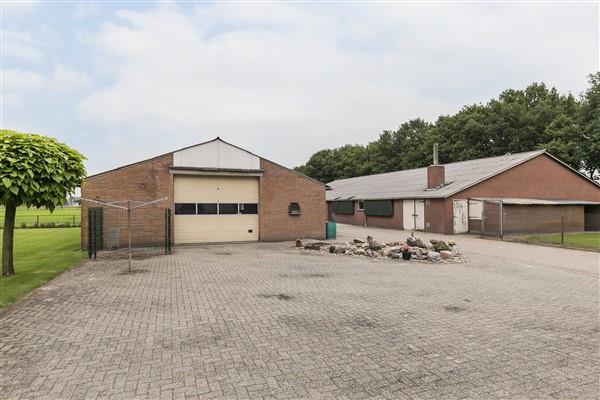 Bijgebouwen: Garage: Aangebouwd aan de woning bevindt zich een garage. De garage is voorzien van een elektrisch bedienbare kanteldeur. Middels een vlizotrap is de zolder bereikbaar. Loods (ca.