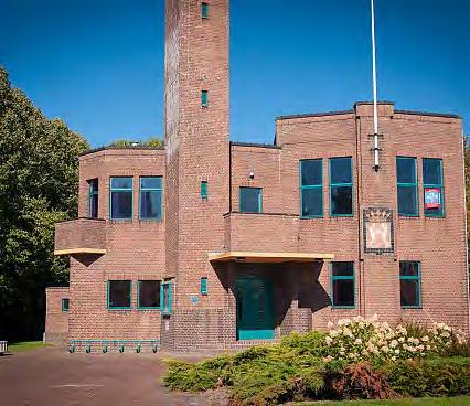 en is nu een Bed & Breakfast. Raadhuisstraat 3: het voormalige gemeentehuis van Usquert is ontworpen door de beroemde architect H.P. Berlage.