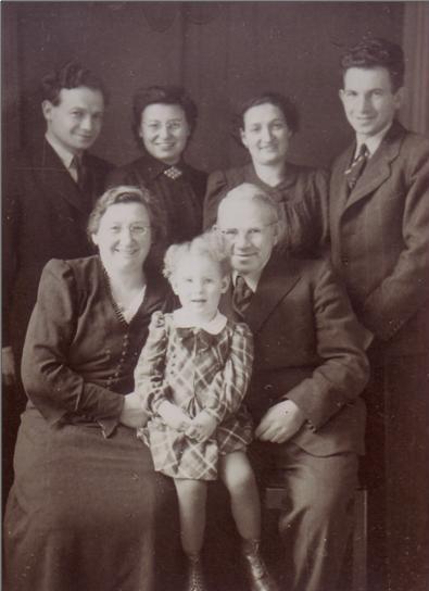 2. De familie Blein De hele familie Blein Op de foto hierboven zie je de familie Blein. Het kleine meisje op de foto Regina Bertha Blein. Zij werd Ginie genoemd.