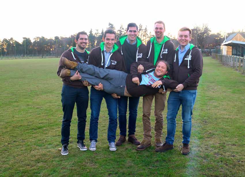 ĖĖN MAAND BEROEMD Een kleine maar hechte groep waar lol maken de rode draad vormt. Pieter-Jan en Boris ontbreken op de foto.