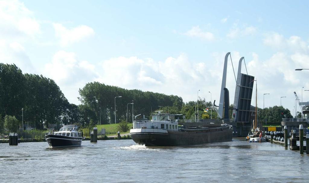 Foto: Hanneke de Boer Alarmering Bent u in nood, dan kan de marifoon redding brengen. Gebruik het juiste kanaal: Kanaal 16.