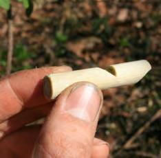 Maak 2 cm vanaf de blaasopening een luchtgat in het hout, door