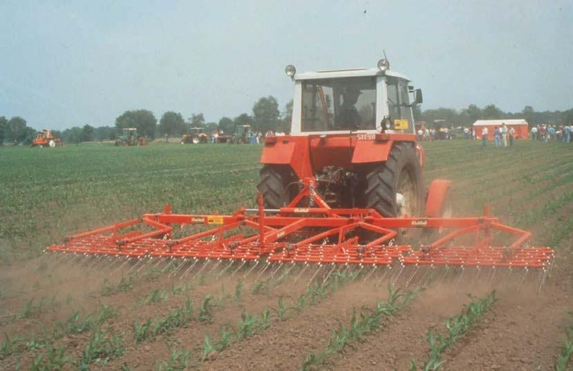 Onkruidbestrijding in de rij - eg - aanaarders - vingerwieder - torsiewieder Om problemen bij aansluitrijen te voorkomen, moet de werkbreedte van zaaimachine en werktuigbalk even groot zijn.