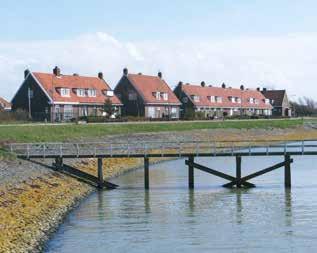 Naast de draaibruggen stond tot de Tweede Wereldoorlog ook een houten hotel dat tijdens de bouw van de Afsluitdijk dienst deed als kantine.