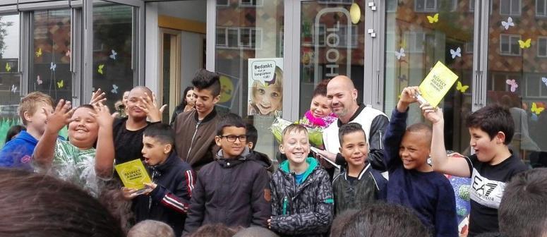 CRUYFF COURT Afgelopen zaterdag hebben de voetbalkanjers van groep 7 en 8 voor de derde keer op rij de Respect Award gewonnen. We zijn erg trots op deze prestatie.