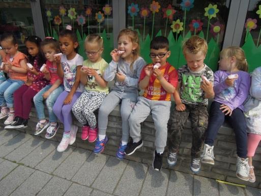 Juf Gina kwam om heerlijk met de kinderen te bewegen op muziek.