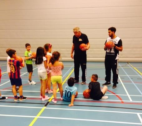 GROEP 4 Basketballes Afgelopen dinsdag hadden wij weer een leuke gymles. Twee basketballers uit Vlissingen verzorgden deze les.
