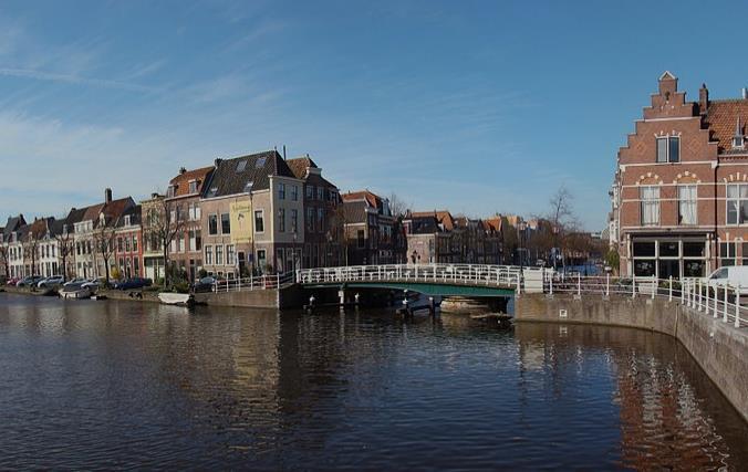 Haveninventarisatie 2015 27 Leiden 8 Algemeen Naam van de kade Zijlsingel Capaciteit 15 Afstand naar het centrum 300m Bewaakt parkeren mogelijk nee Wifi nee De hoogte van de kade 0,70 m Afstand