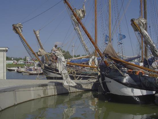 Haveninventarisatie 2015 28 Lelystad Bataviahaven 9,7 Algemeen Naam van de kade Bataviahaven Capaciteit 40 Afstand naar het centrum naar Bataviastad ongeveer 10 min.